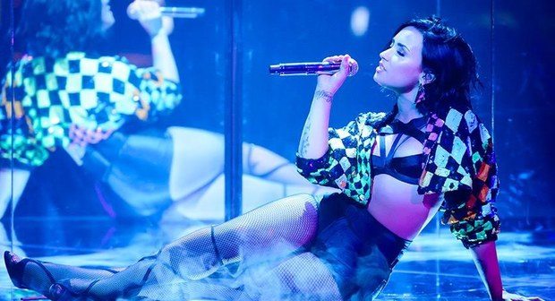 Demi Lovato solta a voz em duas performances ao vivo de 'Cool For The Summer' | UCSfm