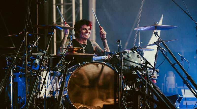Tommy Lee, baterista do Mötley Crüe, comemora resultado de cirurgia na mão