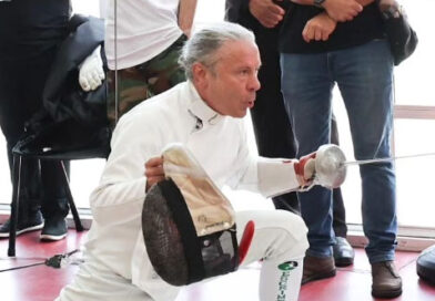 Bruce Dickinson participa de duelo de esgrima em Curitiba