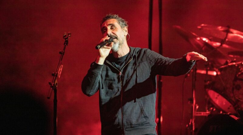 Serj Tankian lança música dos primórdios do System Of A Down; ouça “A.F. Day”