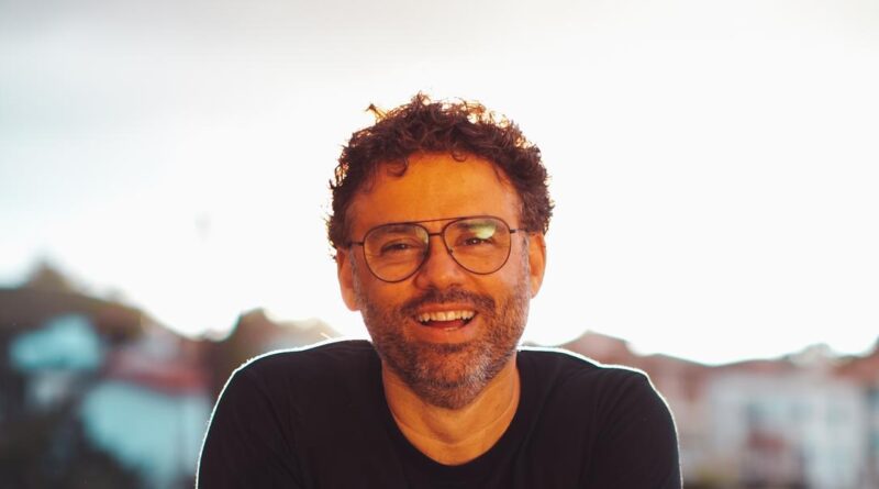 Ex-Skank, Henrique Portugal lança EP de releituras acompanhado pela Solar Big Band